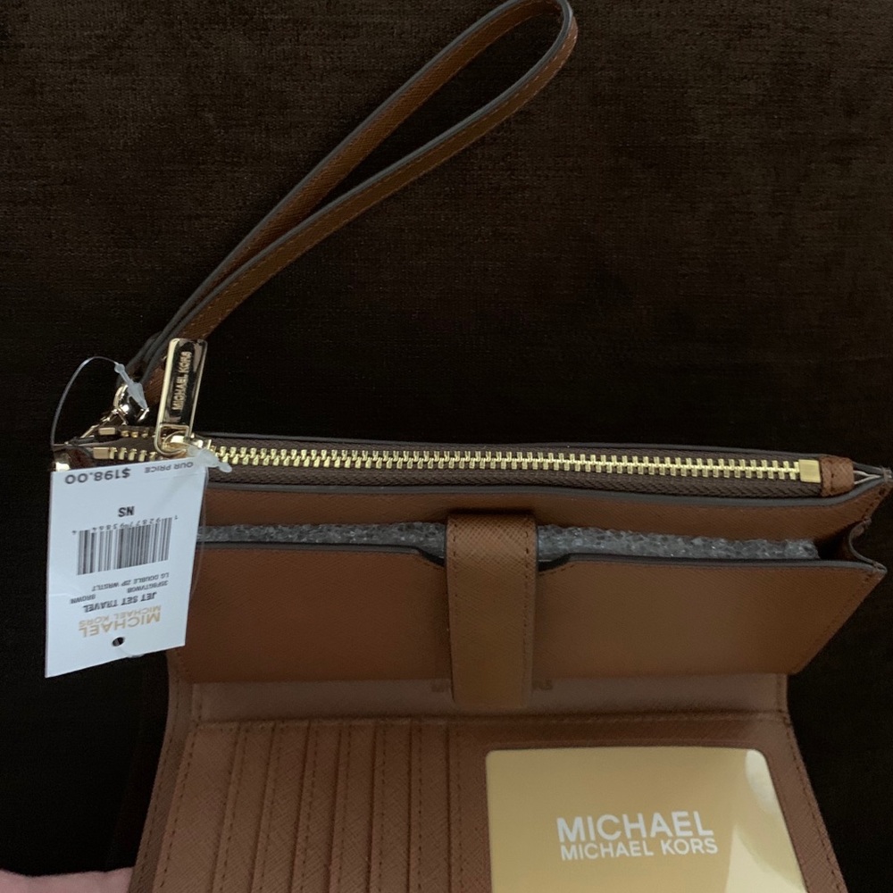 MICHAEL KORS CROSSBODY/DOUBLE ZIP WRISTLET… - Picture 11 of 16